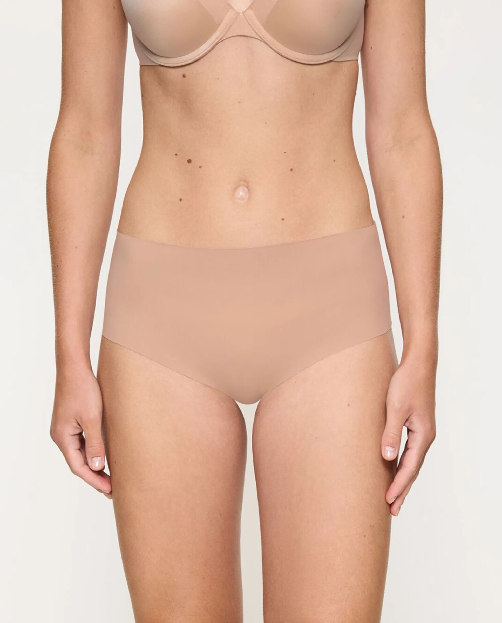 Макси-трусики с эластичным декоративным кружевом и утонченным кроем, выполненные из экологичной микрофибры Triumph, бежевый
Макси-трусики с эластичным декоративным кружевом и утонченным кроем, выполненные из экологичной микрофибры Triumph, бежевый
