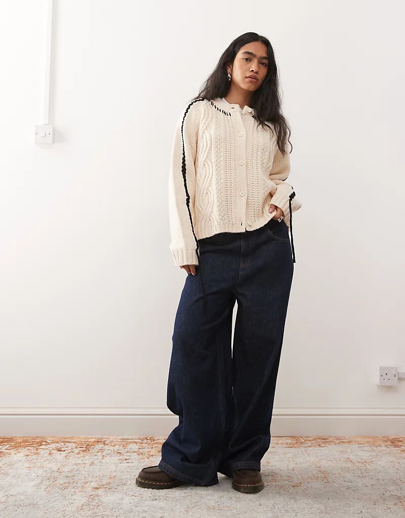 Кардиган COLLUSION с косами и объемным контрастным узором кремового цвета
Кардиган COLLUSION с косами и объемным контрастным узором кремового цвета