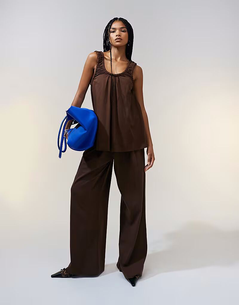 Широкие брюки ASOS DESIGN из плотной ткани со складками спереди, шоколадного цвета
Широкие брюки ASOS DESIGN из плотной ткани со складками спереди, шоколадного цвета