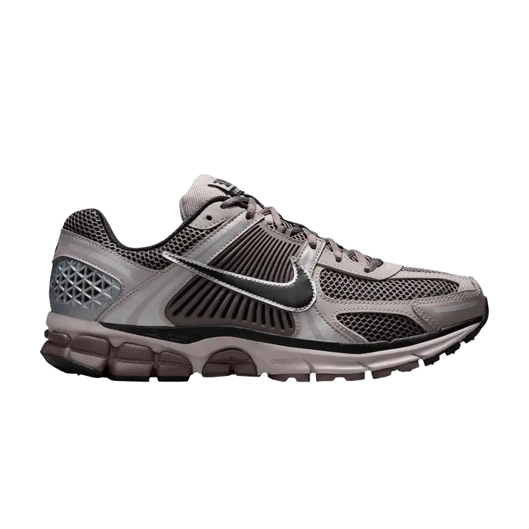 Кроссовки Air Zoom Vomero 5 'Dark Violet Ore', фиолетовый
Кроссовки Air Zoom Vomero 5 'Dark Violet Ore', фиолетовый