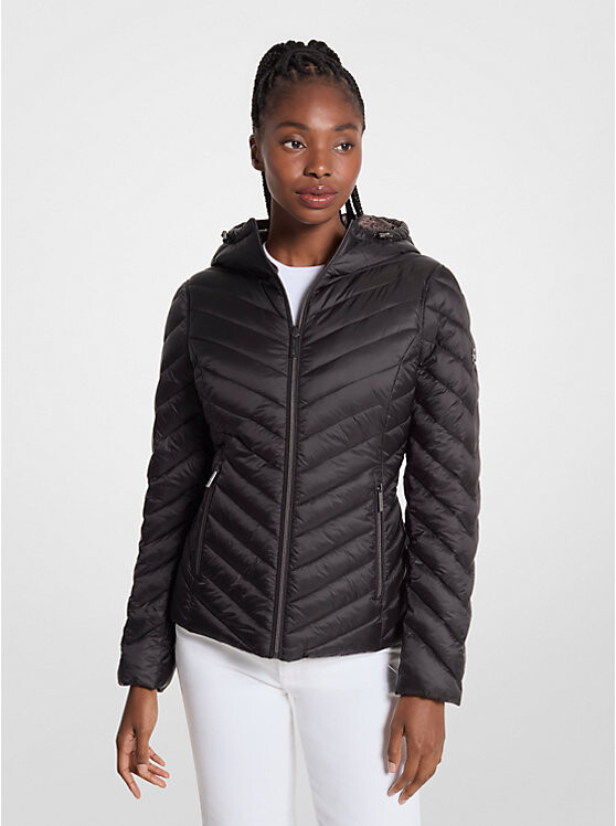 Куртка Michael Kors Chevron Logo Print Quilted Nylon Revers, черный/коричневый
Куртка Michael Kors Chevron Logo Print Quilted Nylon Revers, черный/коричневый