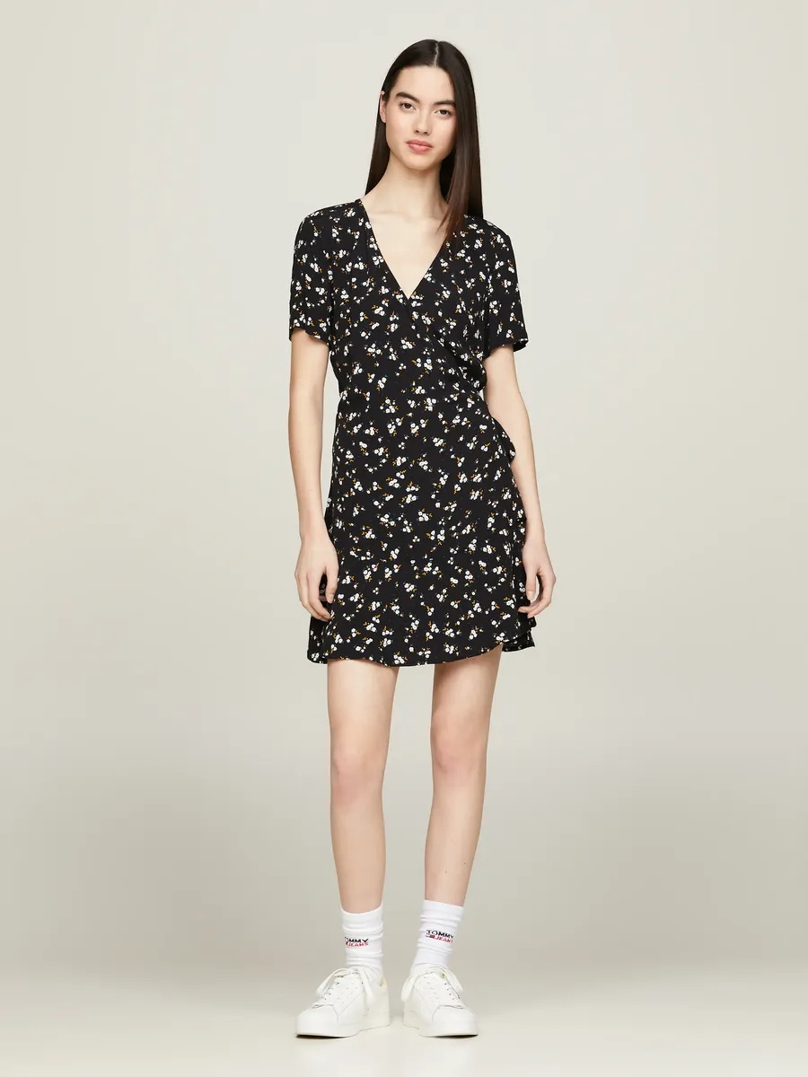 Платье Tommy Jeans с запахом "TJW FLORAL RUFFLE WRAP DRESS", с V-образным вырезом, цвет Spring Floral
Платье Tommy Jeans с запахом "TJW FLORAL RUFFLE WRAP DRESS", с V-образным вырезом, цвет Spring Floral