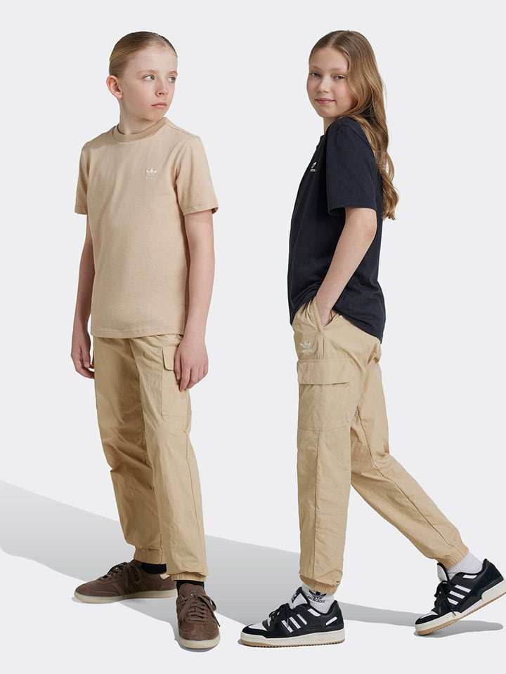 Тканевые брюки adidas, бежевый
Тканевые брюки adidas, бежевый