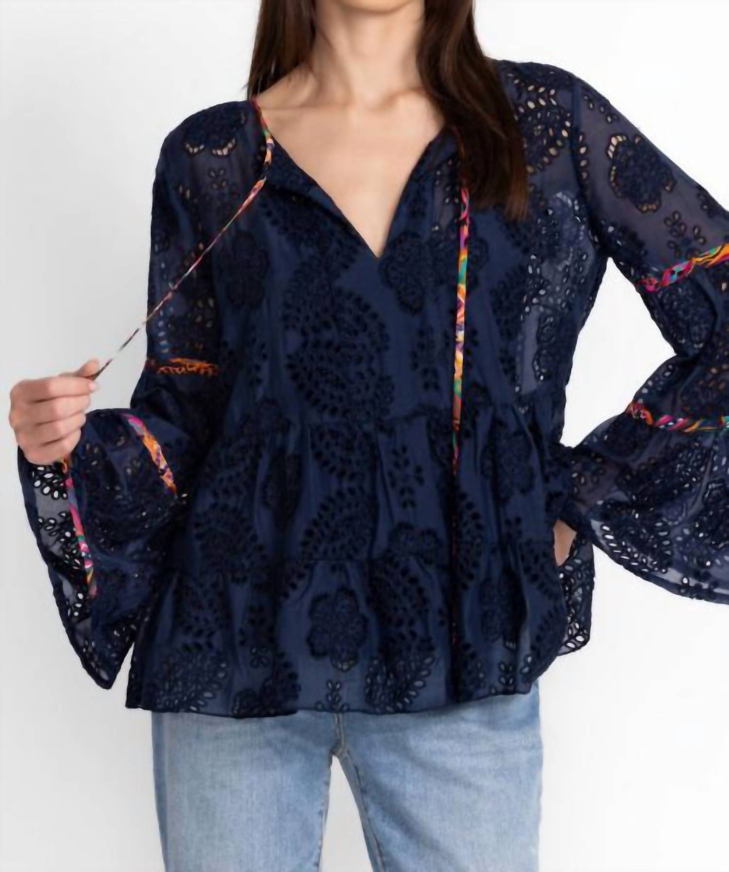 Сапфирово-голубая блузка Тамера с люверсами Johnny Was
Сапфирово-голубая блузка Тамера с люверсами Johnny Was