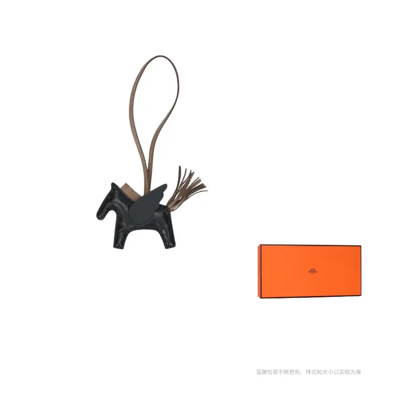 HERMES Кожаный кулон унисекс черный/слоновая кость, Black/Elephant Gray
HERMES Кожаный кулон унисекс черный/слоновая кость, Black/Elephant Gray