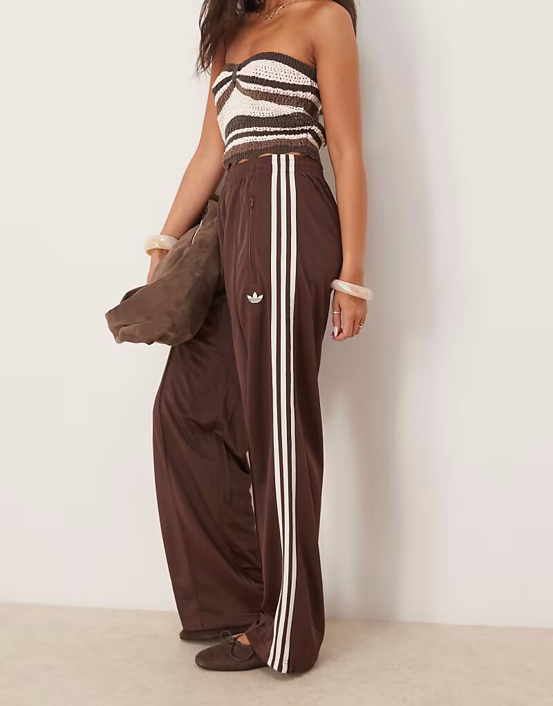 Спортивные брюки Adidas Originals Firebird Loose коричневого цвета
Спортивные брюки Adidas Originals Firebird Loose коричневого цвета