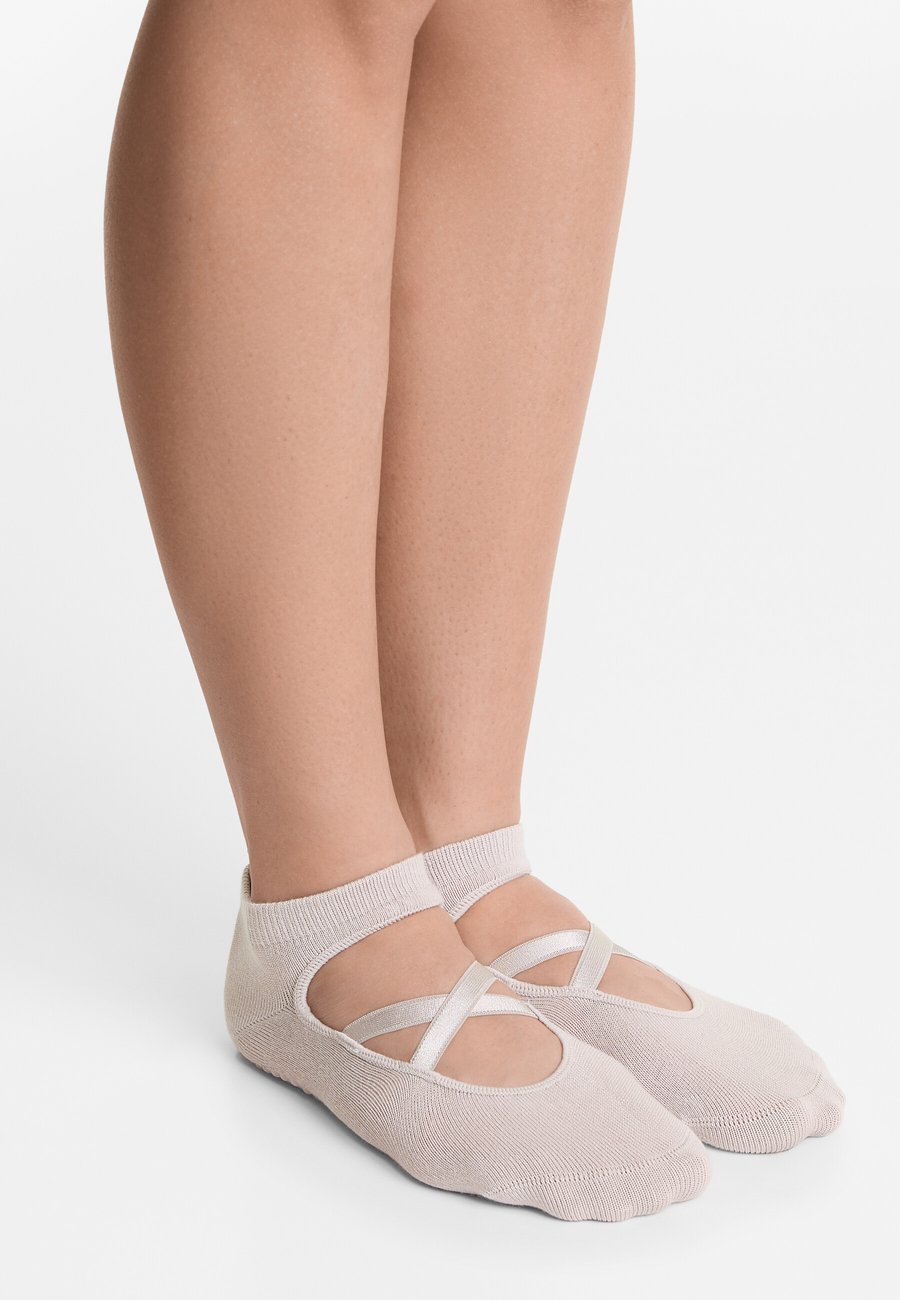 Носки OYSHO 2 PAIRS OF YOGA AND PILATES WITH CROSSOVER STRAPS , Beige
Носки OYSHO 2 PAIRS OF YOGA AND PILATES WITH CROSSOVER STRAPS , Beige