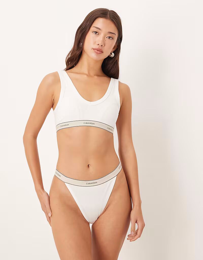 Трусики-танга Heritage Cotton ярко-белого цвета Calvin Klein
Трусики-танга Heritage Cotton ярко-белого цвета Calvin Klein