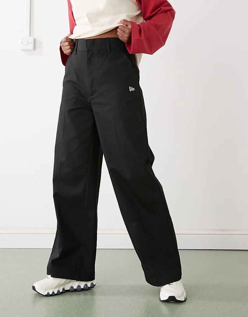 Широкие брюки-чинос New Era черного цвета
Широкие брюки-чинос New Era черного цвета