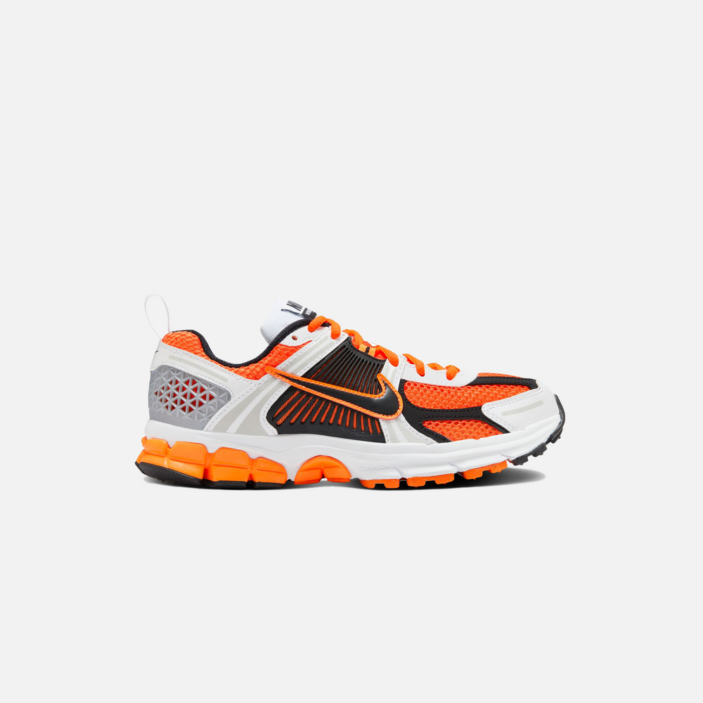 Кроссовки Nike GS Vomero 5, цвет Total Orange/Black/White/Metallic Platinum
Кроссовки Nike GS Vomero 5, цвет Total Orange/Black/White/Metallic Platinum