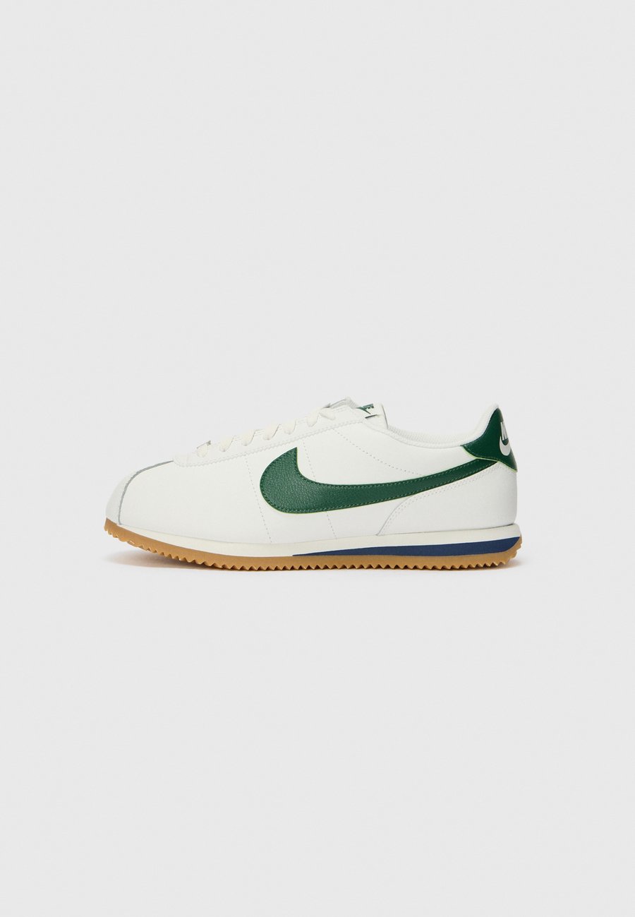 Кроссовки Nike Sportswear CORTEZ LEATHER, Summit White/Fir Midnight/Navy/Mtlc Silver-Coloured/Gum Light Brown/Off-White
Кроссовки Nike Sportswear CORTEZ LEATHER, Summit White/Fir Midnight/Navy/Mtlc Silver-Coloured/Gum Light Brown/Off-White