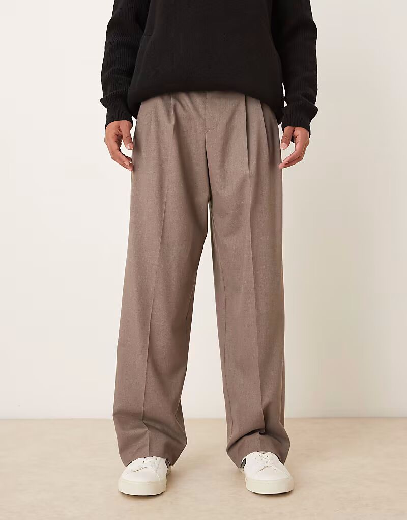 Элегантные брюки широкого кроя с тройными складками из бежевой фланели Asos Design
Элегантные брюки широкого кроя с тройными складками из бежевой фланели Asos Design