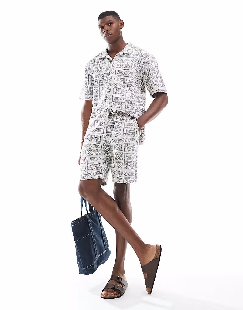 Потертые шорты цвета экрю с текстурированным ацтекским принтом
Потертые шорты цвета экрю с текстурированным ацтекским принтом