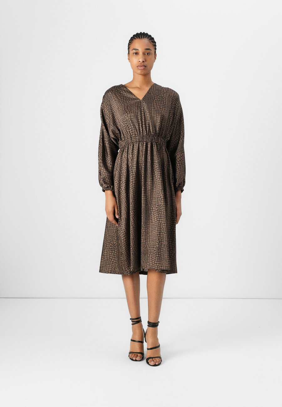 Платье JOOP! DAKOTA , Open Brown/Light Brown
Платье JOOP! DAKOTA , Open Brown/Light Brown