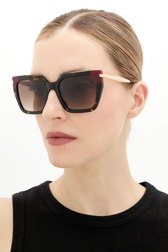 Солнцезащитные очки Carolina Herrera, золотой
Солнцезащитные очки Carolina Herrera, золотой