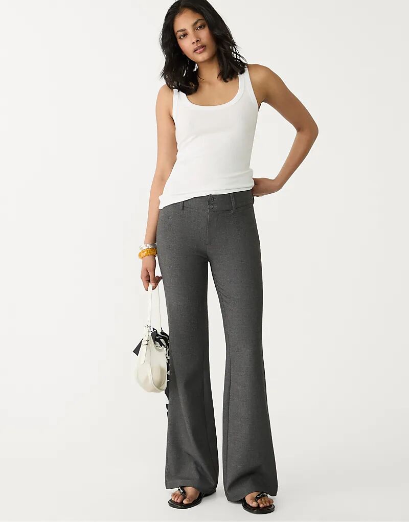 Элегантные брюки-клеш Stradivarius темно-серого цвета
Элегантные брюки-клеш Stradivarius темно-серого цвета