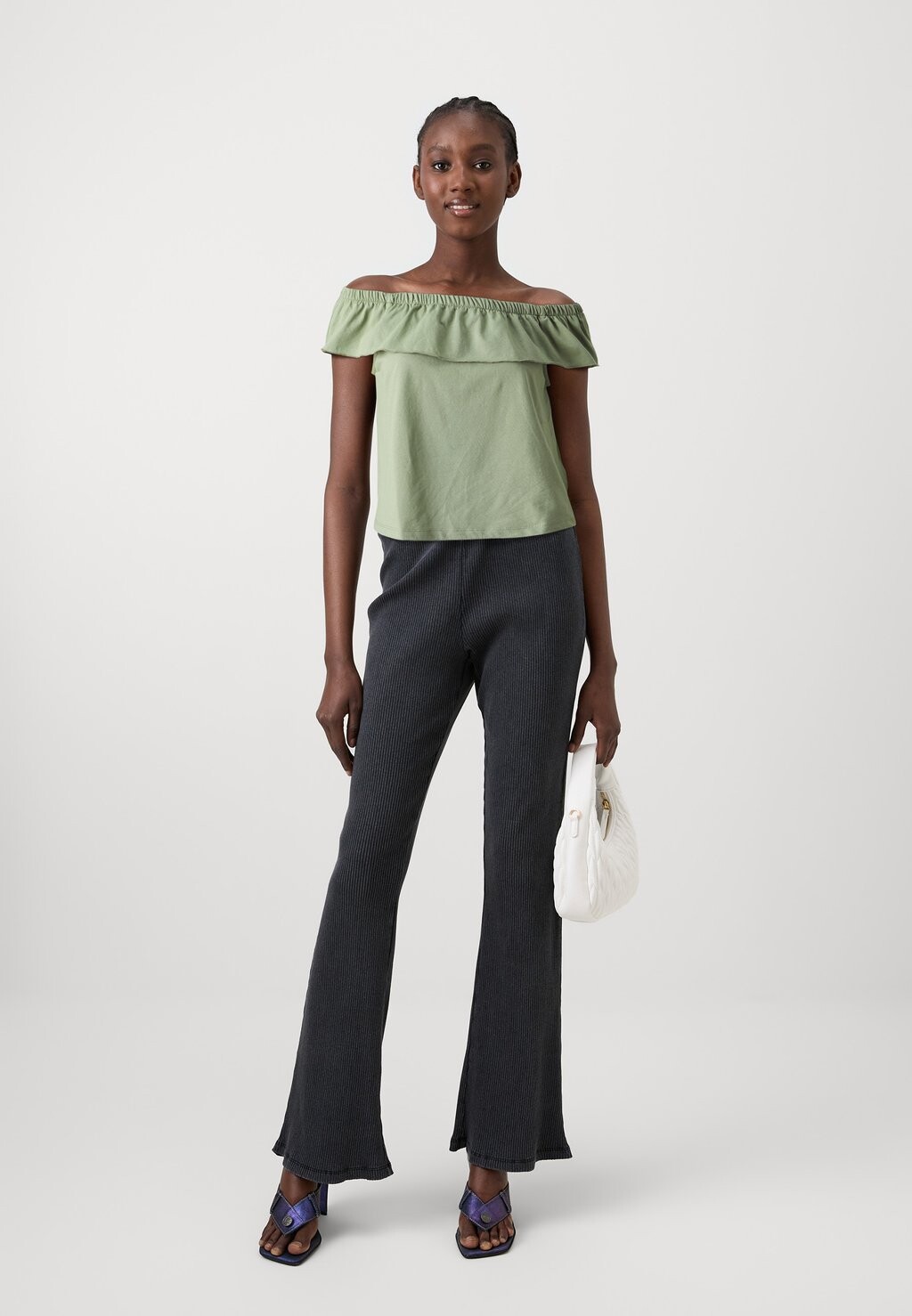 Базовая футболка VIDREAMERS OFF SHOULDER VILA, оливковый
Базовая футболка VIDREAMERS OFF SHOULDER VILA, оливковый