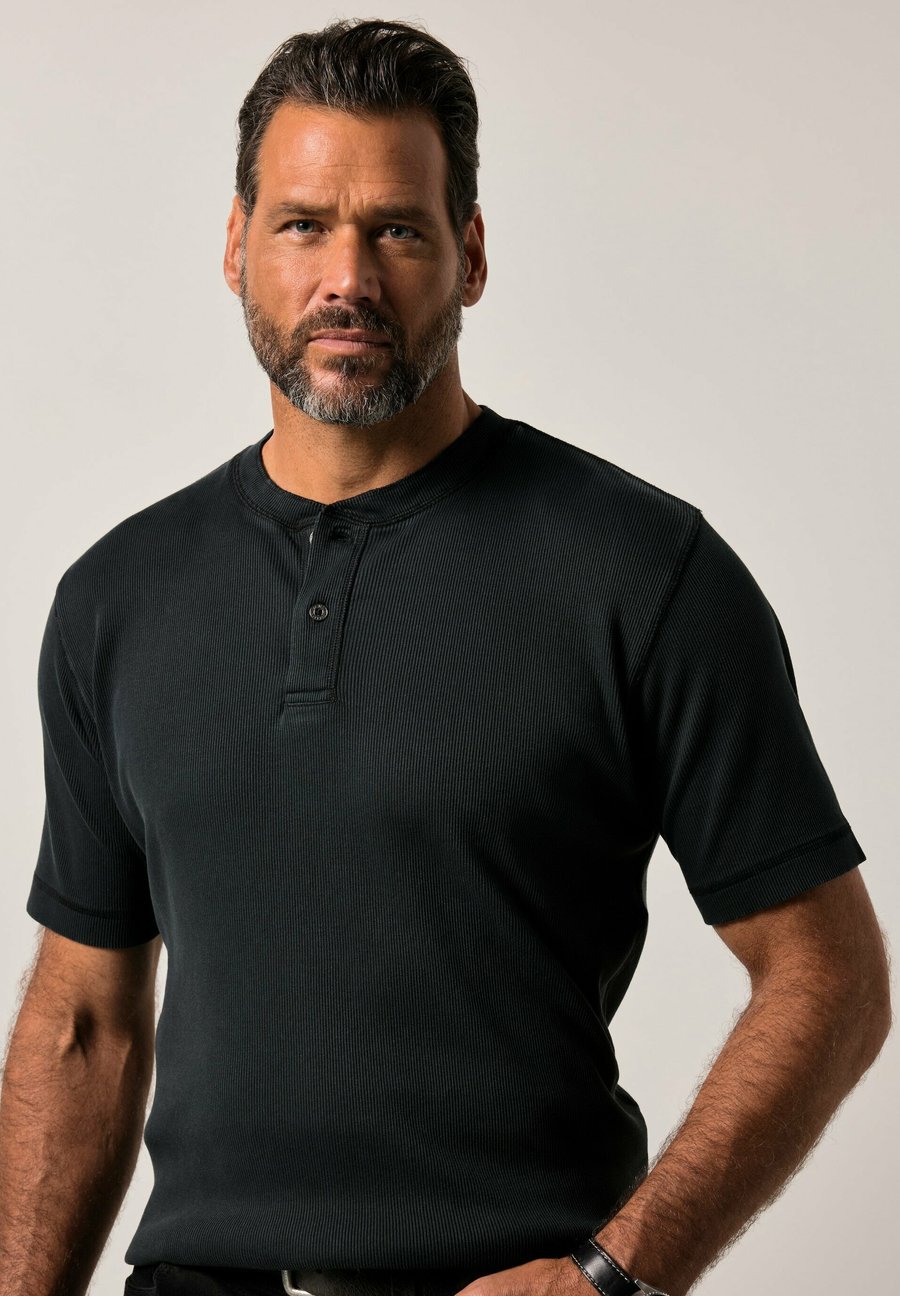 Футболка JP1880 HENLEY FLEXNAMIC HALF SLEEVE VINTAGE LOOK, Black, Черный, Футболка JP1880 HENLEY FLEXNAMIC HALF SLEEVE VINTAGE LOOK, Black
Футболка JP1880 HENLEY FLEXNAMIC HALF SLEEVE VINTAGE LOOK, Black, Черный, Футболка JP1880 HENLEY FLEXNAMIC HALF SLEEVE VINTAGE LOOK, Black