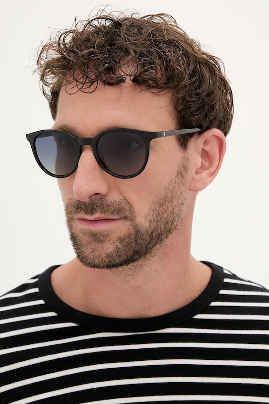 Солнцезащитные очки Guess, черный
Солнцезащитные очки Guess, черный