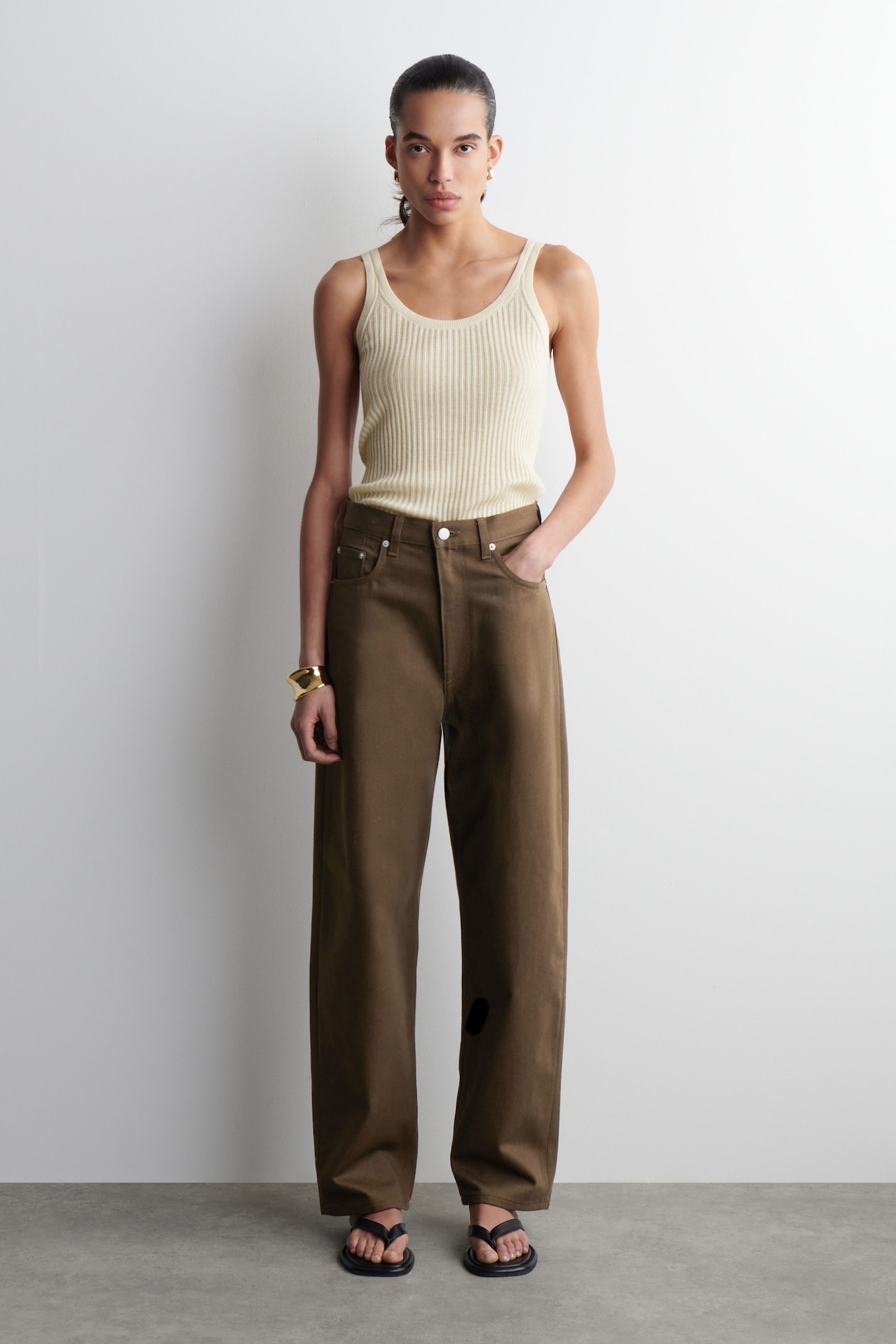 Джинсы bay barrel COS, коричневый
Джинсы bay barrel COS, коричневый