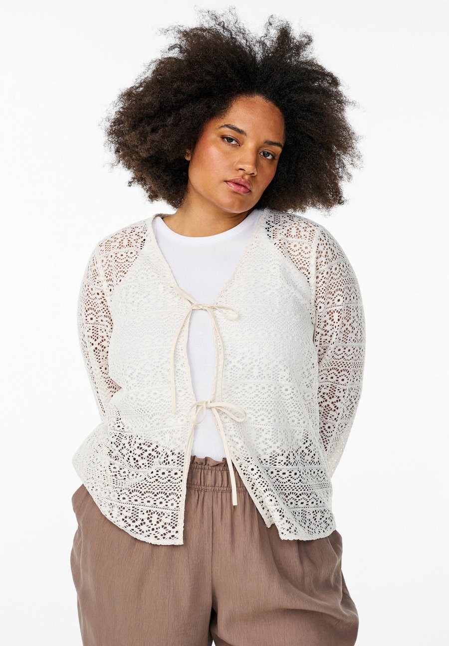 Кардиган Zizzi MIT ENMUSTER UND BINDEBÄNDERN, Egret/Off-White
Кардиган Zizzi MIT ENMUSTER UND BINDEBÄNDERN, Egret/Off-White
