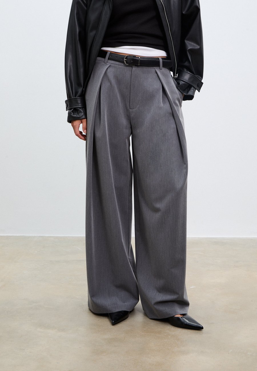 Брюки Stradivarius Trousers, Dark Grey
Брюки Stradivarius Trousers, Dark Grey