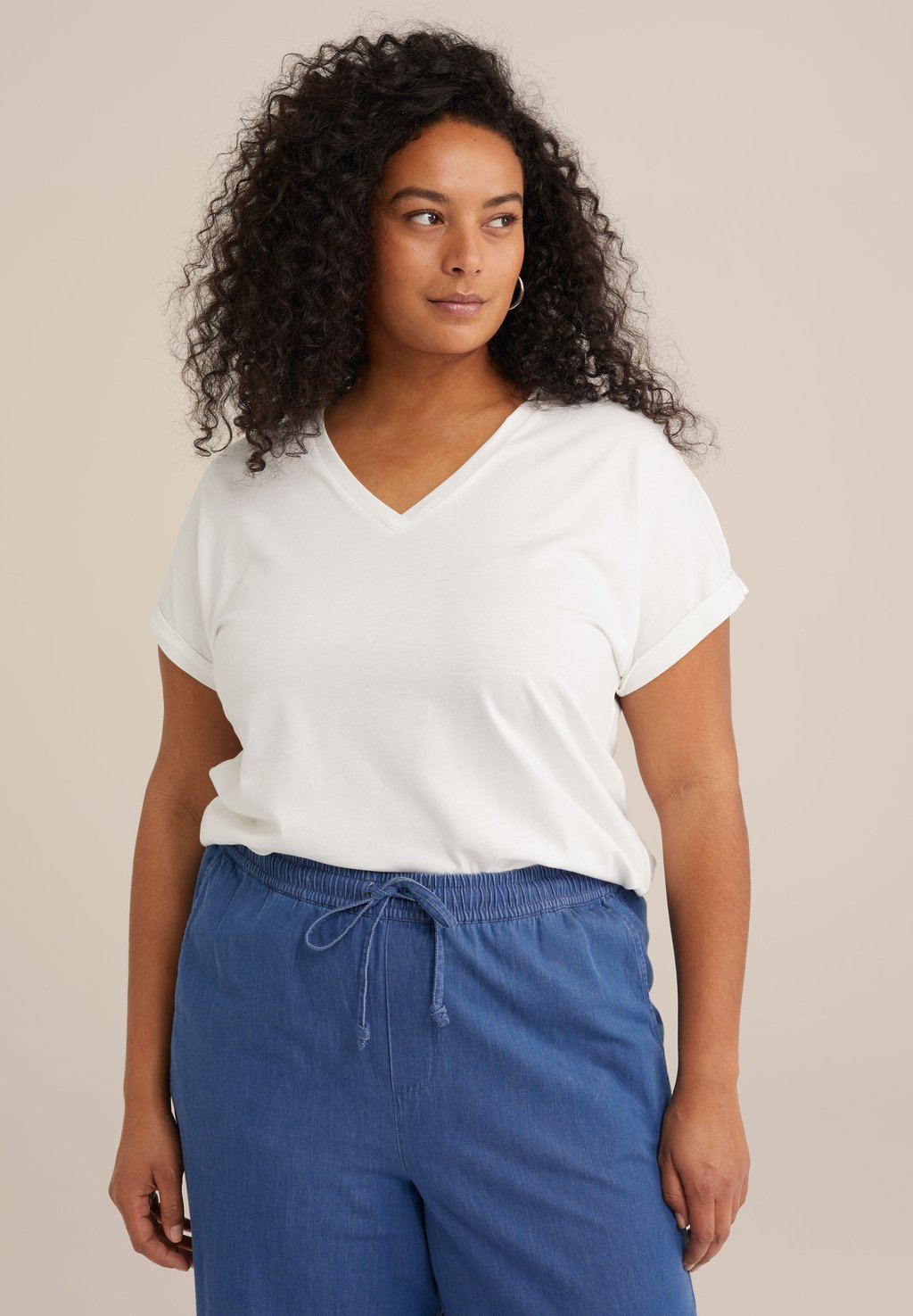 Базовая футболка CURVE WE Fashion, белый
Базовая футболка CURVE WE Fashion, белый