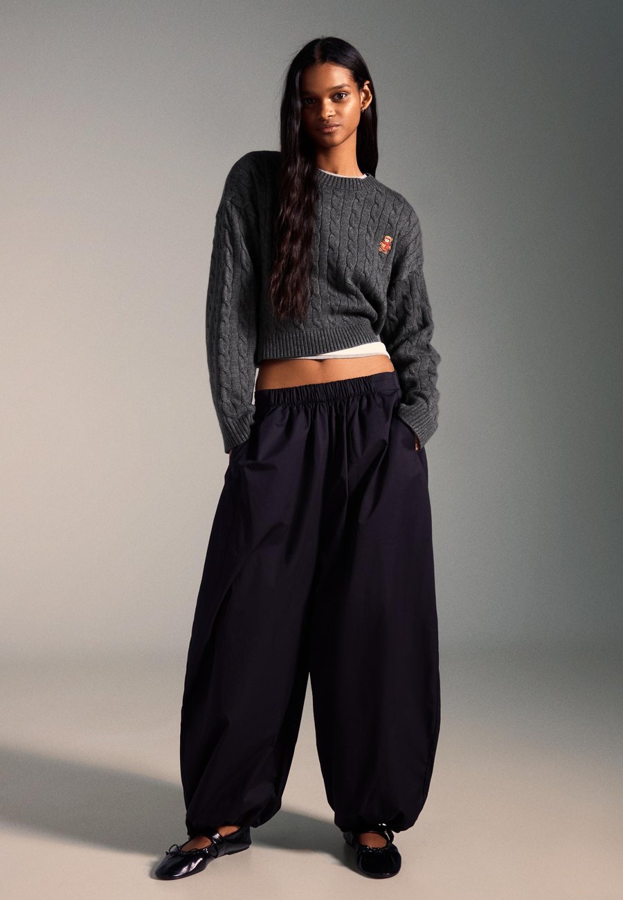 Джемпер Bershka EMBROIDERED CABLE-KNIT, Dark Grey
Джемпер Bershka EMBROIDERED CABLE-KNIT, Dark Grey