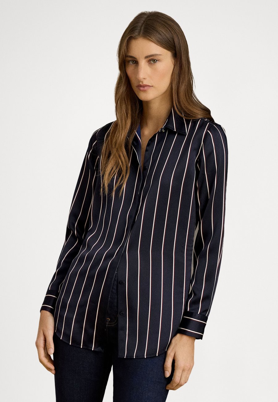 Блуза Lauren Ralph Lauren Petite CLASSIC FIT STRIPED CHARMEUSE SHIRT, Navy/Cream/Garnet/Multi-Coloured
Блуза Lauren Ralph Lauren Petite CLASSIC FIT STRIPED CHARMEUSE SHIRT, Navy/Cream/Garnet/Multi-Coloured