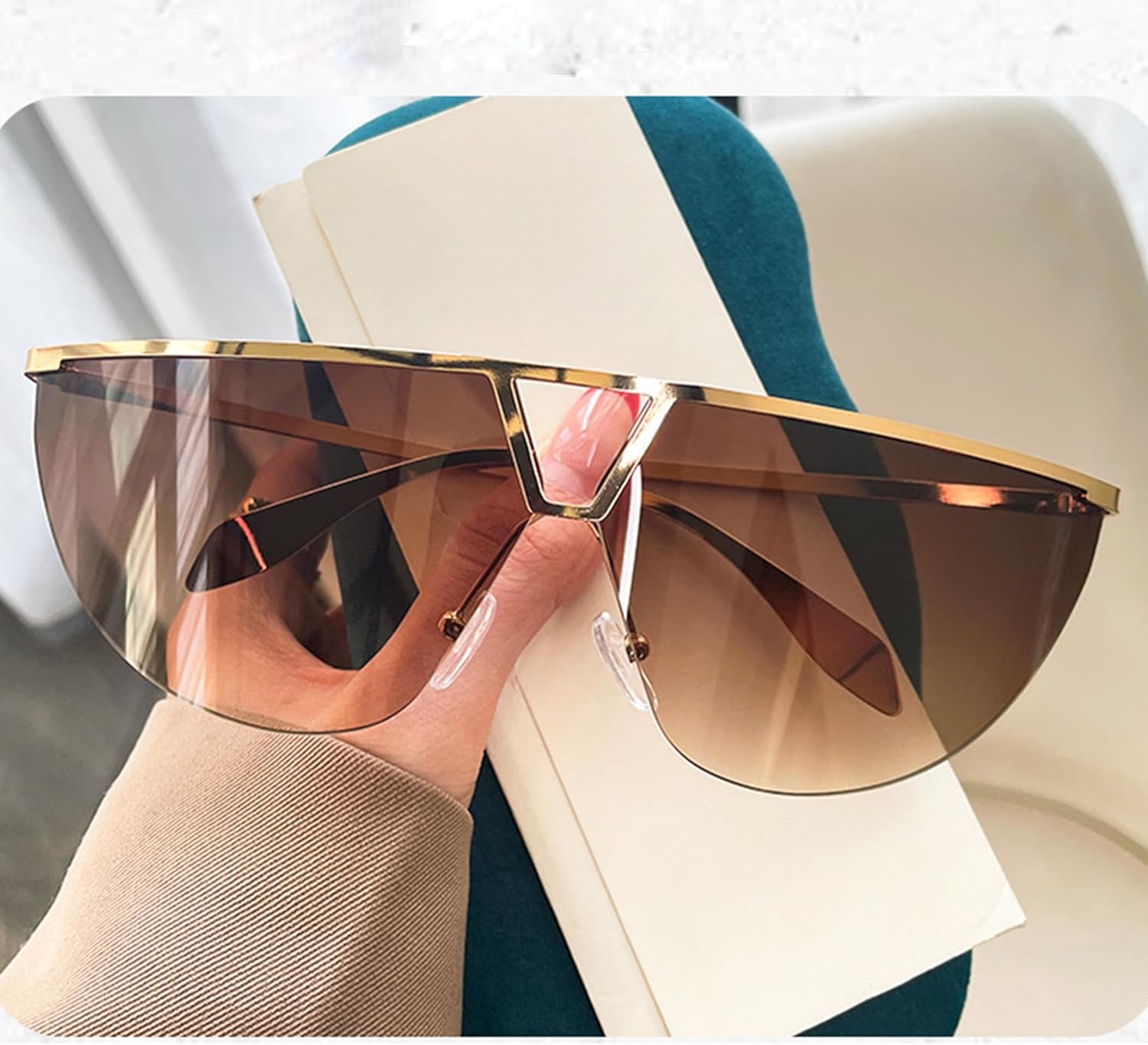 Солнцезащитные очки Bullabulling Y2K с обтекаемой формой для женщин и мужчин, солнцезащитные очки с плоской верхней частью, футуристические безрамочные солнцезащитные очки с градиентными линзами, Gold/Tea
Солнцезащитные очки Bullabulling Y2K с обтекаемой формой для женщин и мужчин, солнцезащитные очки с плоской верхней частью, футуристические безрамочные солнцезащитные очки с градиентными линзами, Gold/Tea