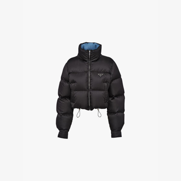 Укороченная куртка-пуховик из переработанного нейлона Prada, черный
Укороченная куртка-пуховик из переработанного нейлона Prada, черный