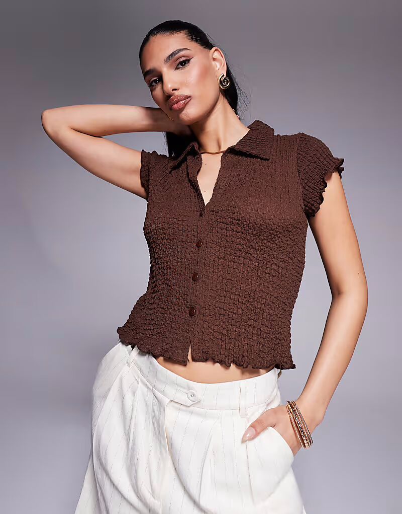 Фактурный топ с короткими рукавами и застежкой на пуговицы ASOS DESIGN шоколадного цвета
Фактурный топ с короткими рукавами и застежкой на пуговицы ASOS DESIGN шоколадного цвета