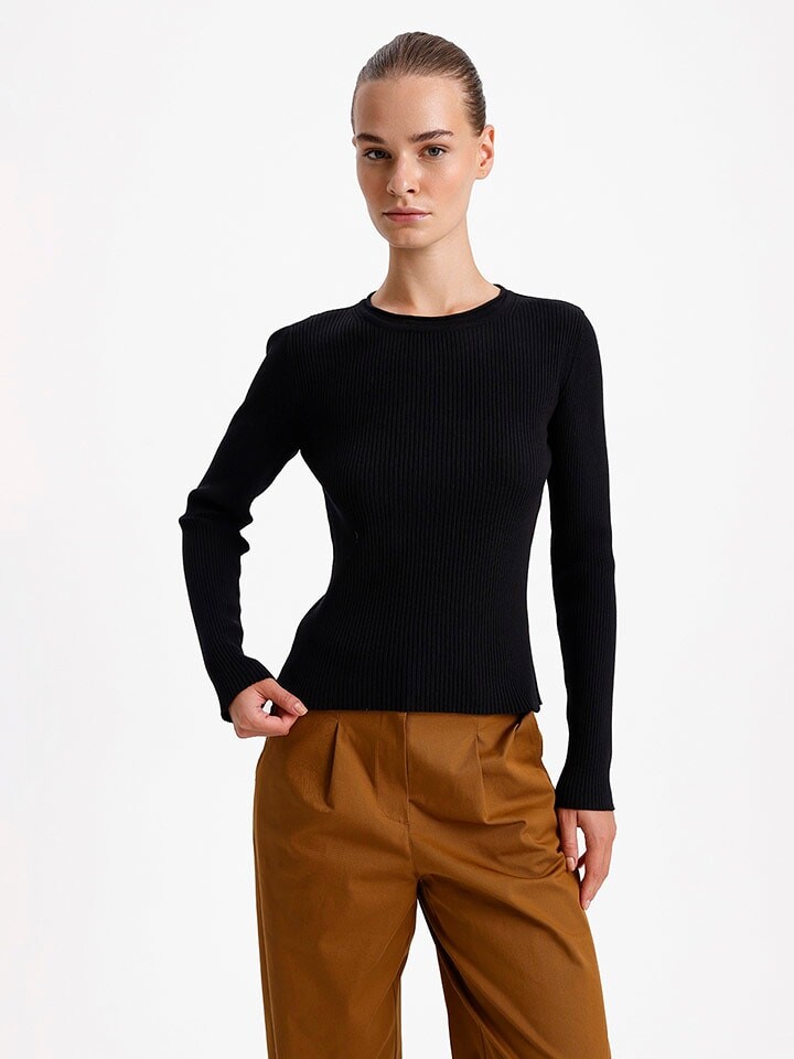 Пуловер BGN Pullover, черный
Пуловер BGN Pullover, черный