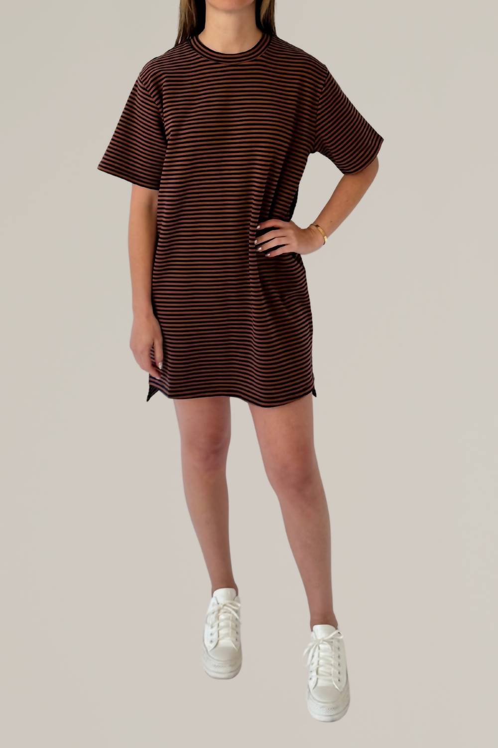 Полосатое платье-футболка с коротким рукавом в темно-синем/коричневом цвете Things Between 
Полосатое платье-футболка с коротким рукавом в темно-синем/коричневом цвете Things Between
