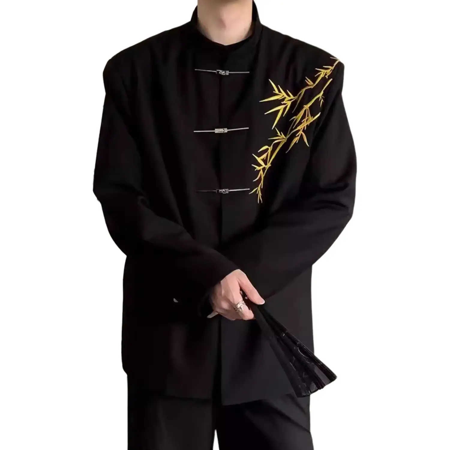 Деловой костюм Unisex с отложным воротником VanCamel, черный business suit with золото embroidery
Деловой костюм Unisex с отложным воротником VanCamel, черный business suit with золото embroidery