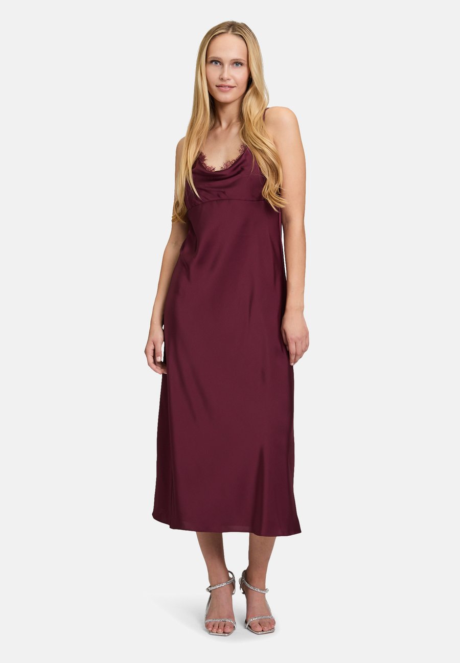 Платье Vera Mont Day dress, Deep Dahlia/Red
Платье Vera Mont Day dress, Deep Dahlia/Red