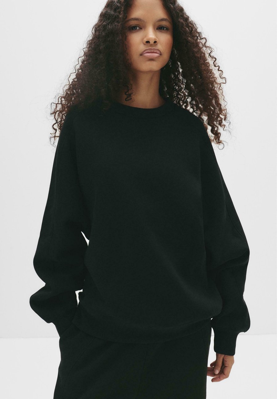 Толстовка PULL&BEAR OVERSIZED SEAM-DETAIL, Black, Черный, Толстовка PULL&BEAR OVERSIZED SEAM-DETAIL, Black
Толстовка PULL&BEAR OVERSIZED SEAM-DETAIL, Black, Черный, Толстовка PULL&BEAR OVERSIZED SEAM-DETAIL, Black