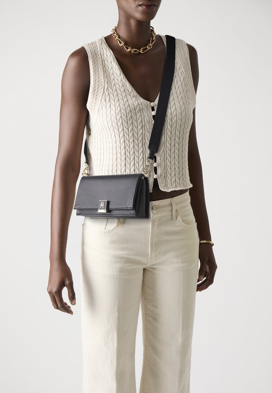 Сумка кросс-боди Tommy Hilfiger HER MINI CROSSOVER, Black
Сумка кросс-боди Tommy Hilfiger HER MINI CROSSOVER, Black