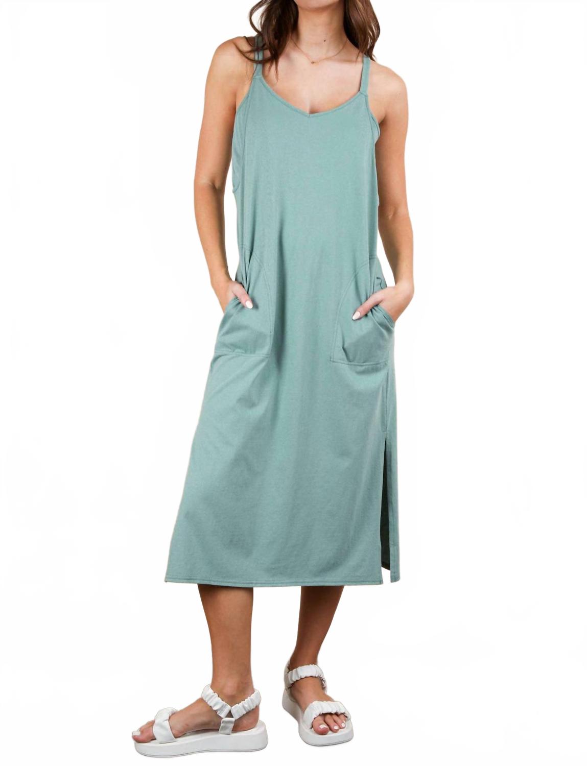 Свободное миди-платье без рукавов с V-образным вырезом в цвете шалфей VERY J, Sage
Свободное миди-платье без рукавов с V-образным вырезом в цвете шалфей VERY J, Sage