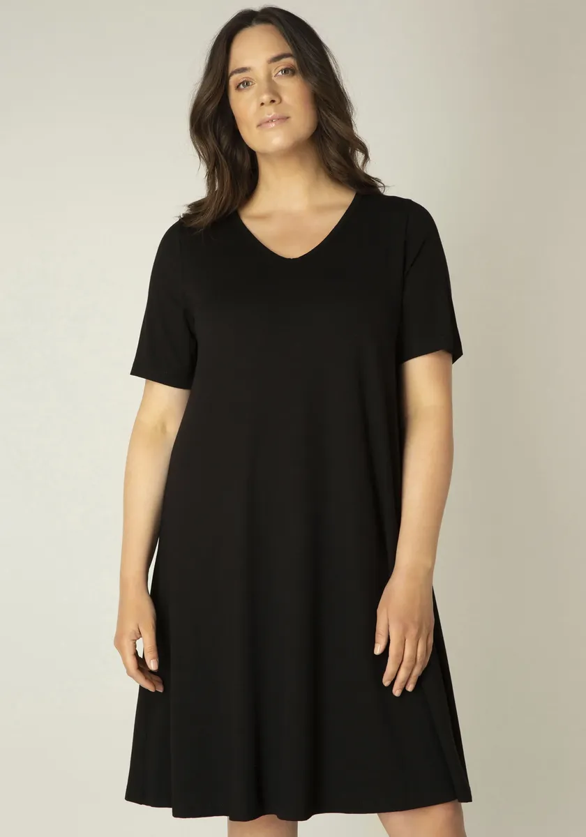 Платье-рубашка Base Level Curvy "Abernathy", слегка расклешенного кроя, черный 
Платье-рубашка Base Level Curvy "Abernathy", слегка расклешенного кроя, черный
