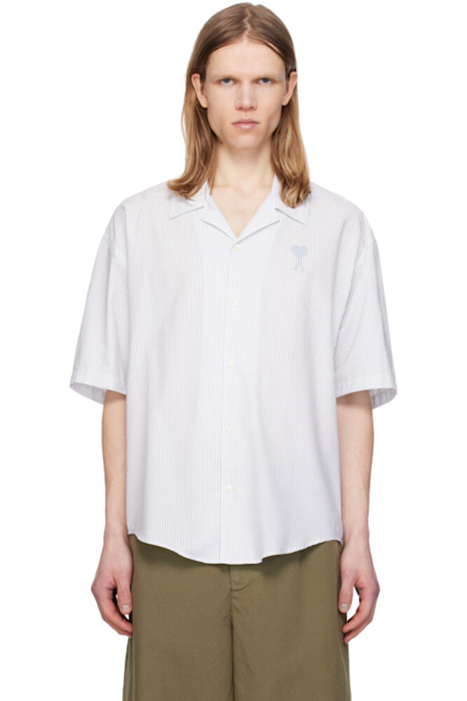 Бело-синяя хлопковая рубашка с воротником-стойкой и короткими рукавами AMI Paris
Бело-синяя хлопковая рубашка с воротником-стойкой и короткими рукавами AMI Paris