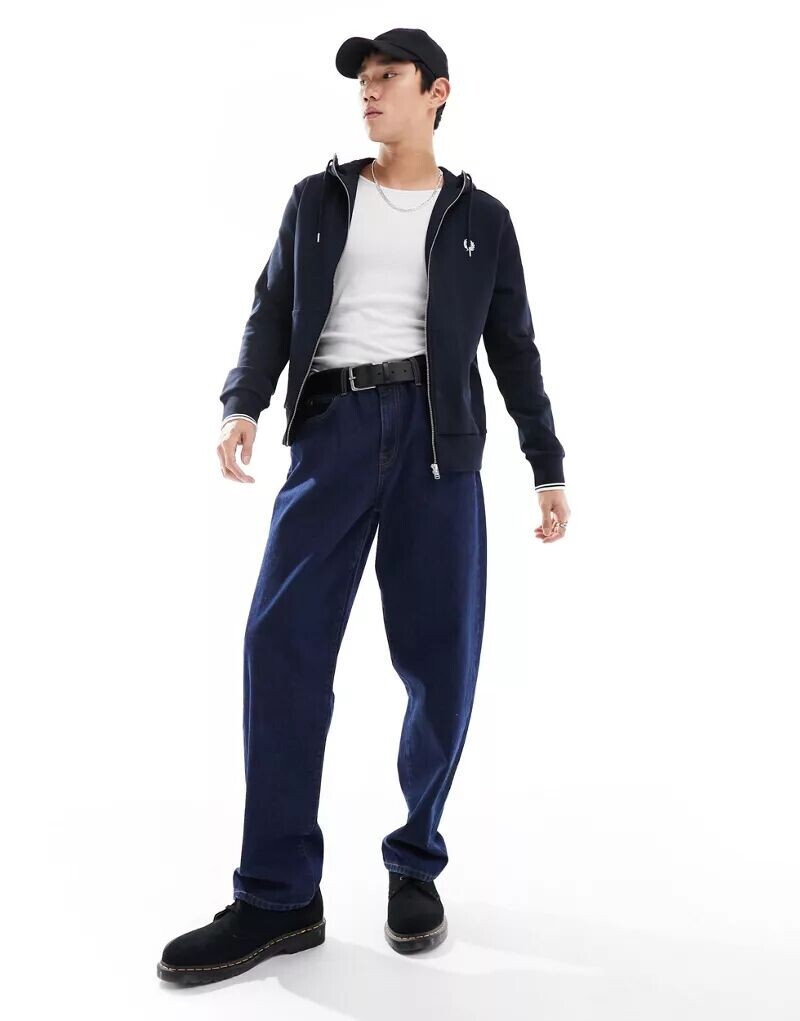 Темно-синяя куртка с капюшоном Fred Perry
Темно-синяя куртка с капюшоном Fred Perry