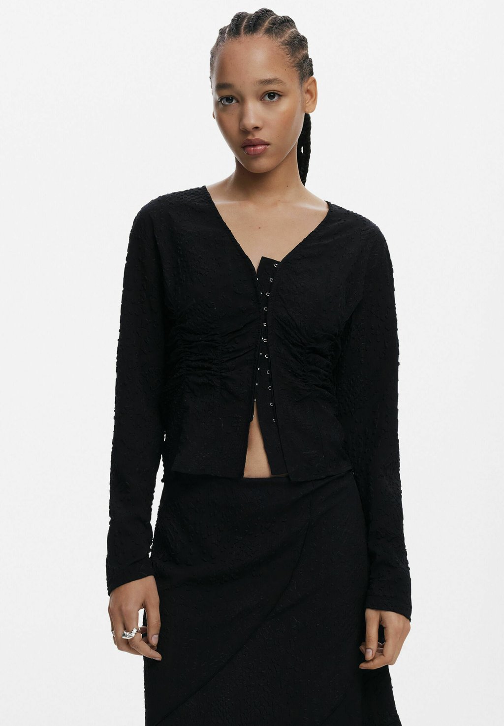 Блуза WITH V-NECK Desigual, черный
Блуза WITH V-NECK Desigual, черный