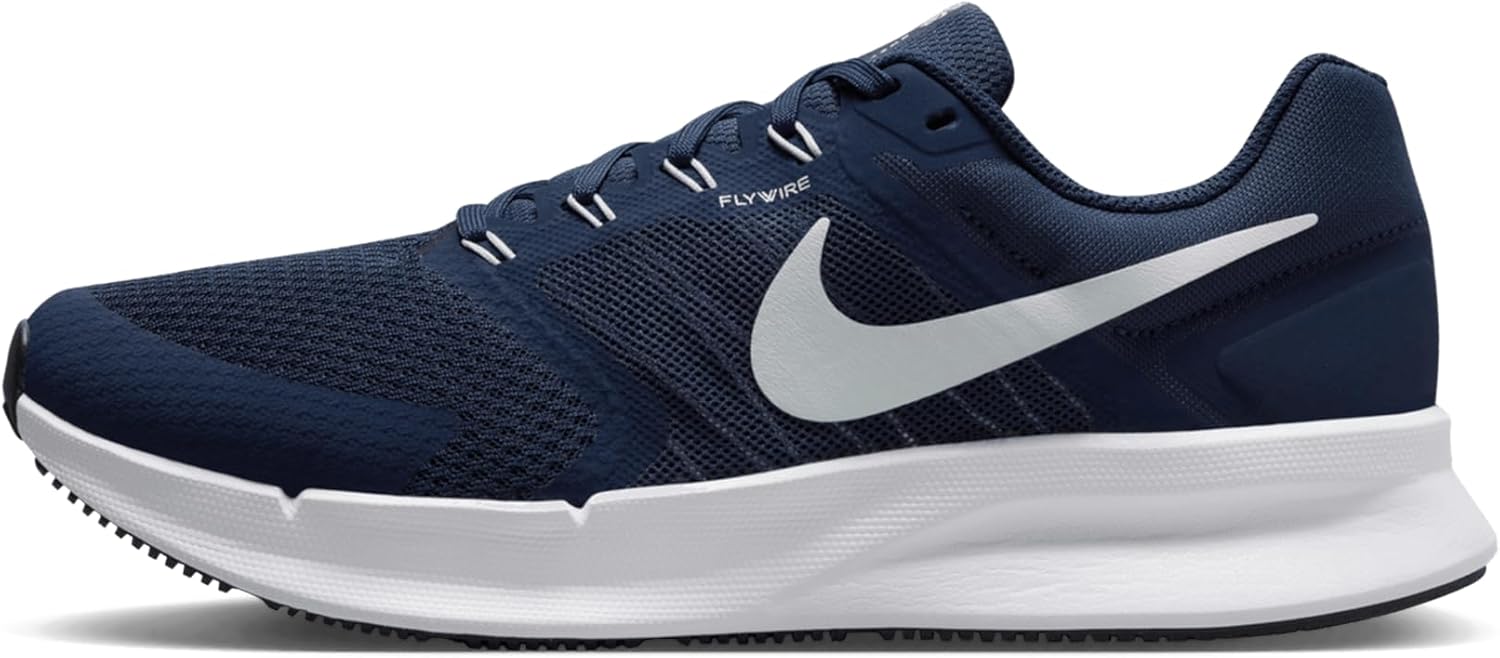 Мужские кроссовки для бега по шоссе Nike Run Swift 3, белый/черный/синий
Мужские кроссовки для бега по шоссе Nike Run Swift 3, белый/черный/синий