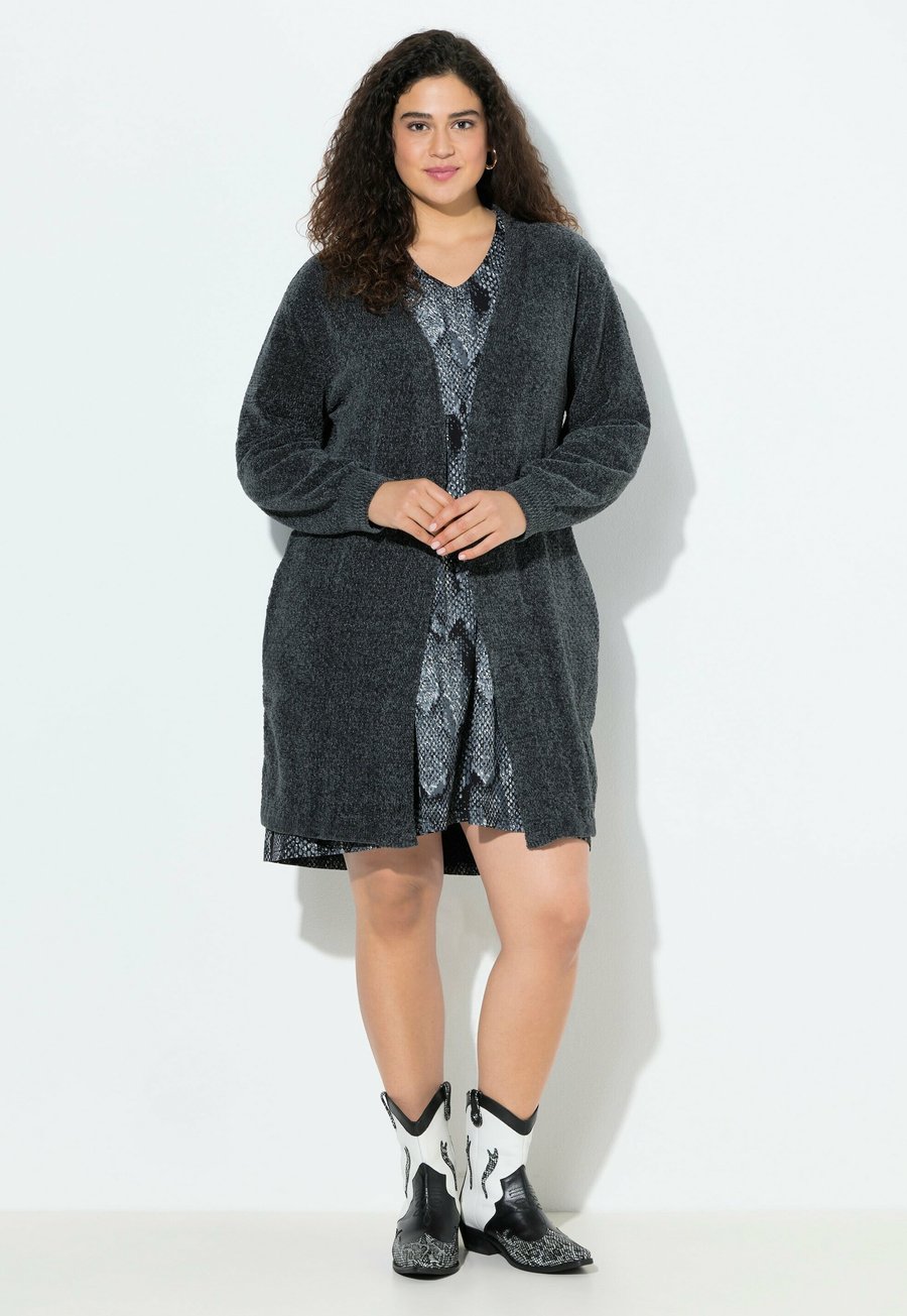 Кардиган Ulla Popken Cardigan, Graphite Grey/Grey
Кардиган Ulla Popken Cardigan, Graphite Grey/Grey