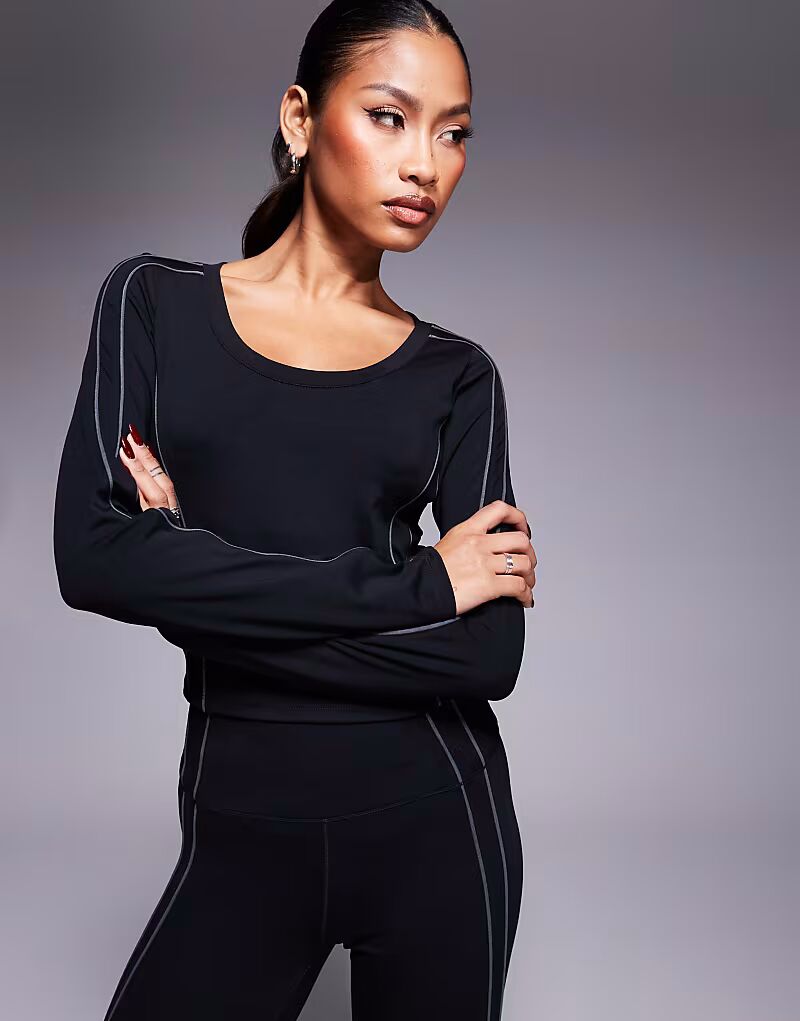 Футболка Nike Training One с длинными рукавами, черного цвета, укороченным кроем и светоотражающими вставками
Футболка Nike Training One с длинными рукавами, черного цвета, укороченным кроем и светоотражающими вставками