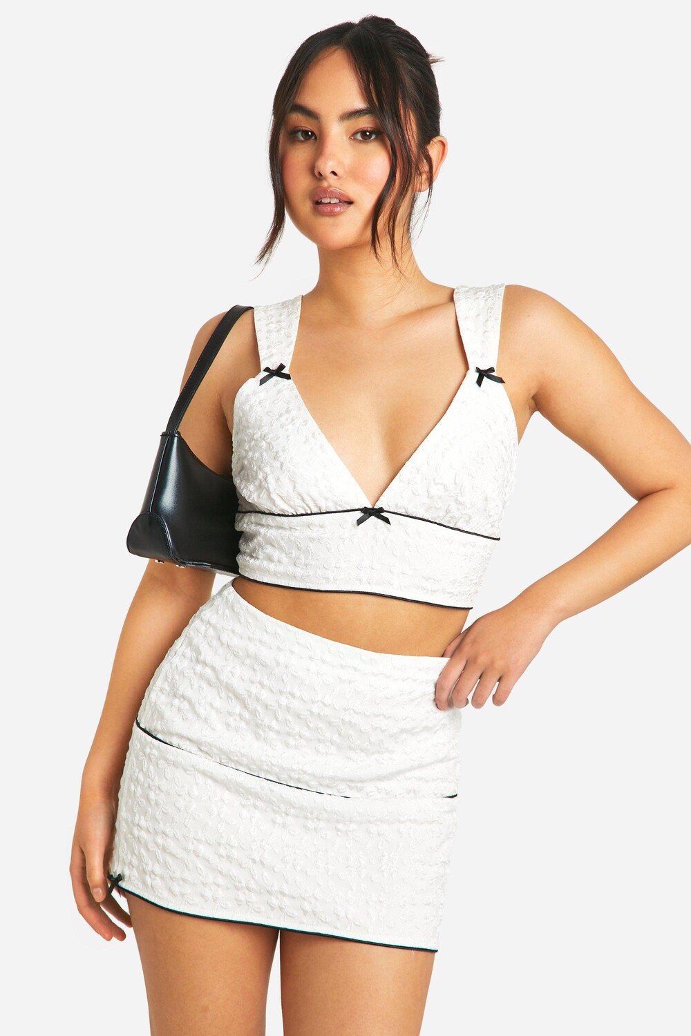 Текстурированная мини-юбка с бантом boohoo, белый
Текстурированная мини-юбка с бантом boohoo, белый
