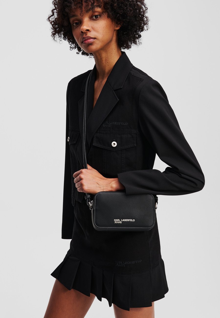 Сумка кросс-боди Karl Lagerfeld Jeans LOGO CAMERA BAG, Black
Сумка кросс-боди Karl Lagerfeld Jeans LOGO CAMERA BAG, Black