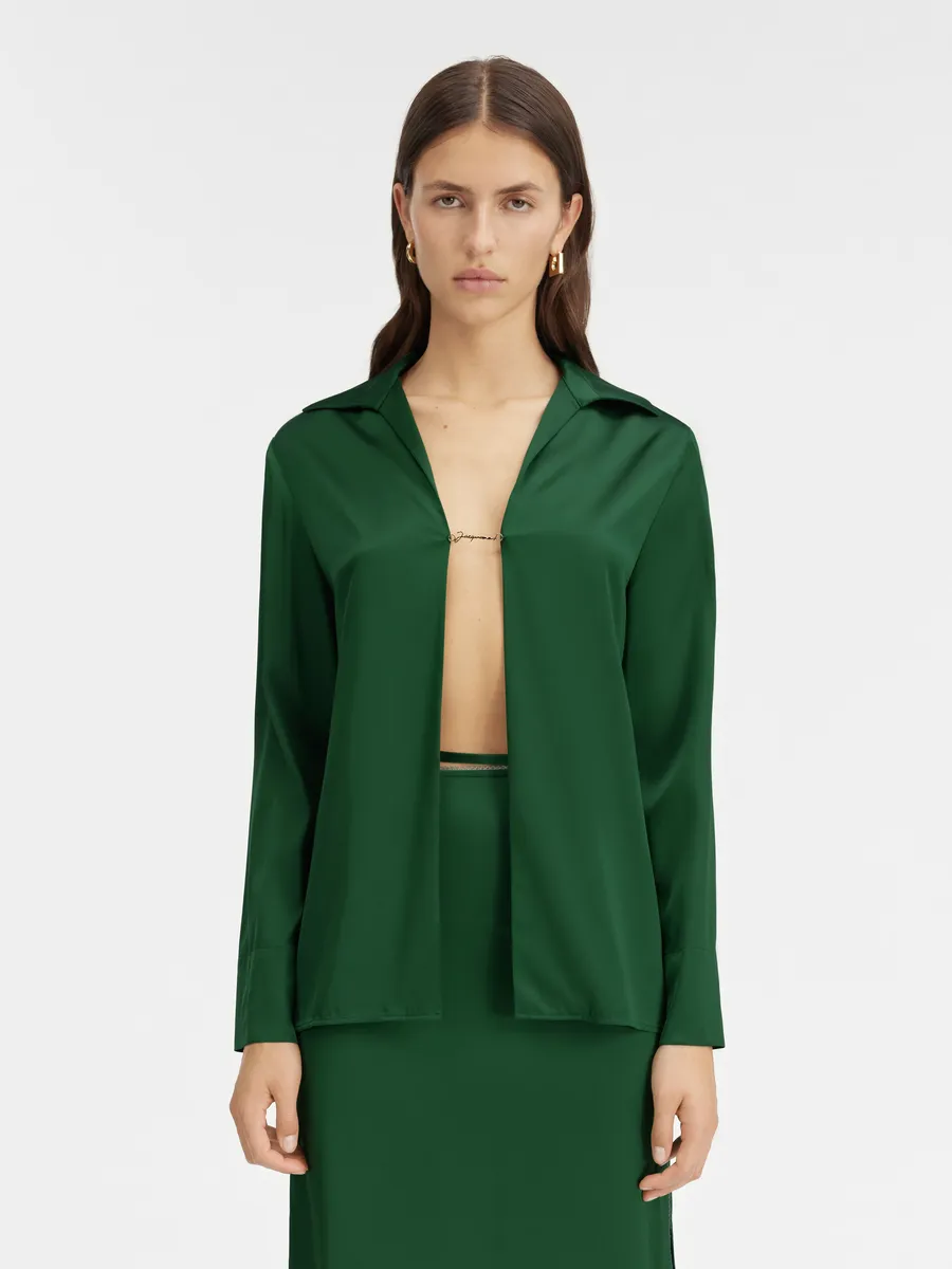 Рубашка с открытым логотипом и подвеской La Notte Jacquemus, темно-зеленый
Рубашка с открытым логотипом и подвеской La Notte Jacquemus, темно-зеленый