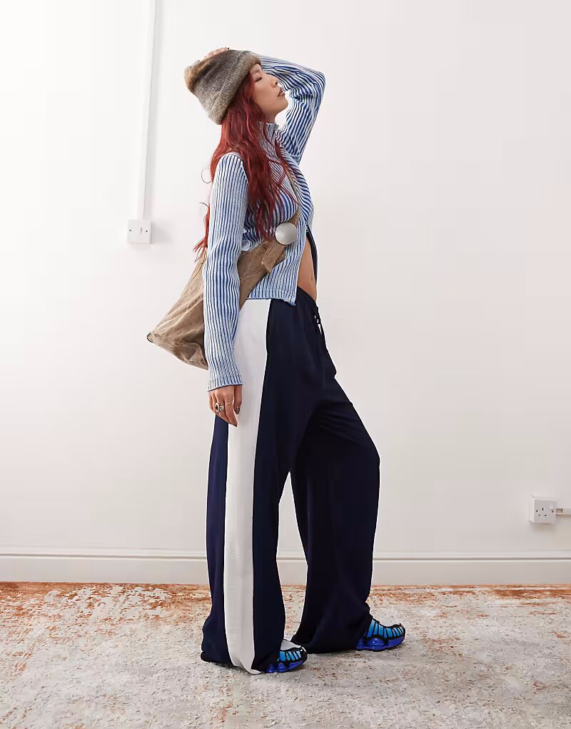 Брюки широкого кроя с контрастными вставками по бокам, темно-синего цвета Reclaimed Vintage
Брюки широкого кроя с контрастными вставками по бокам, темно-синего цвета Reclaimed Vintage